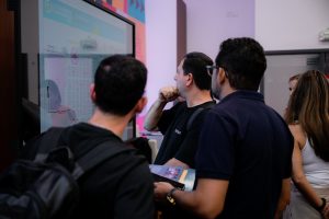 Pessoas apontando para a planta que foi 60% vendida em 2 dias no evento de lançamento